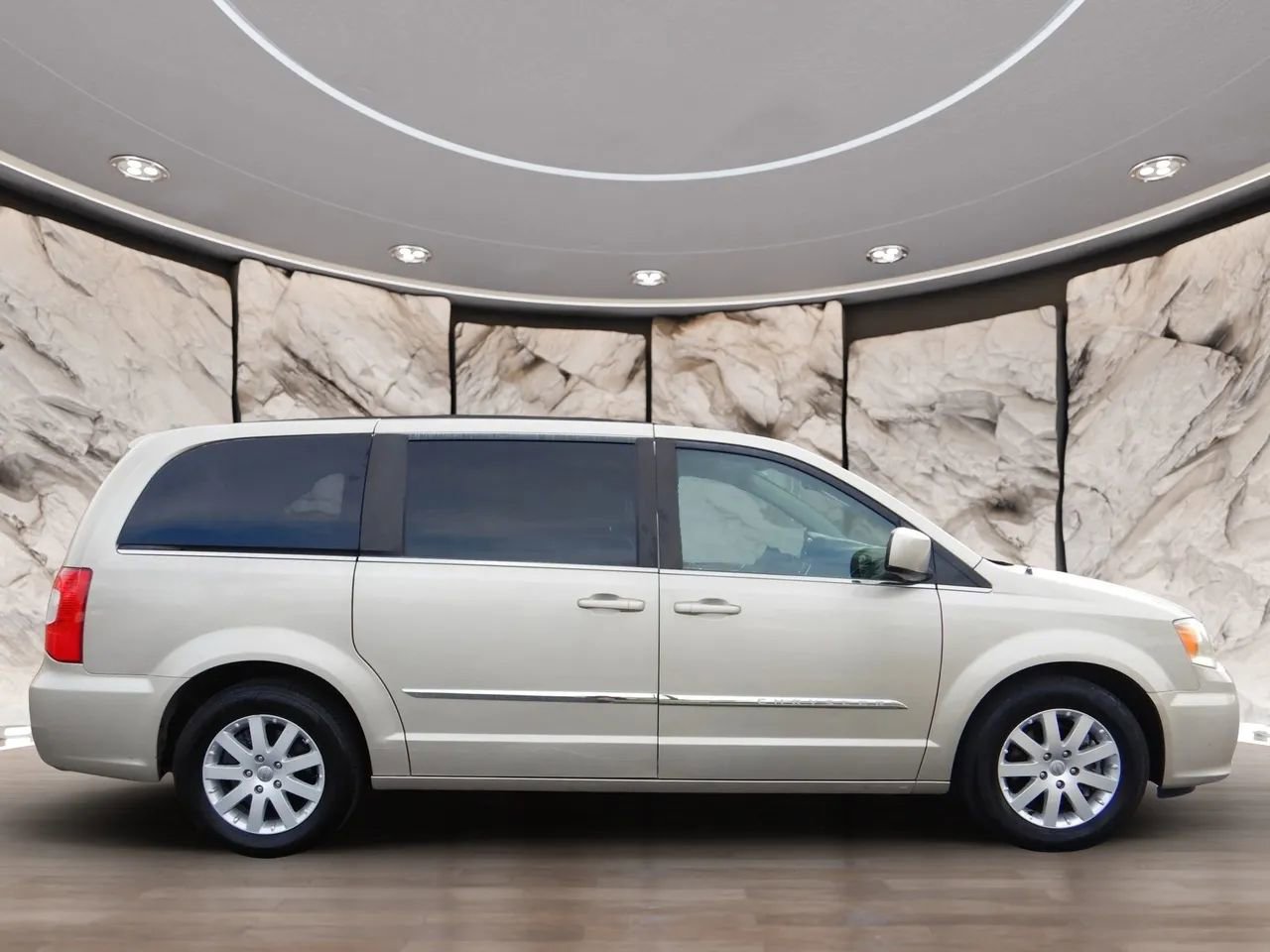 Used 2014 Chrysler Town & Country Touring FWD image 5