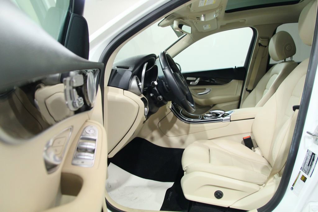 Used 2018 Mercedes-Benz GLC 300 4MATIC image 4