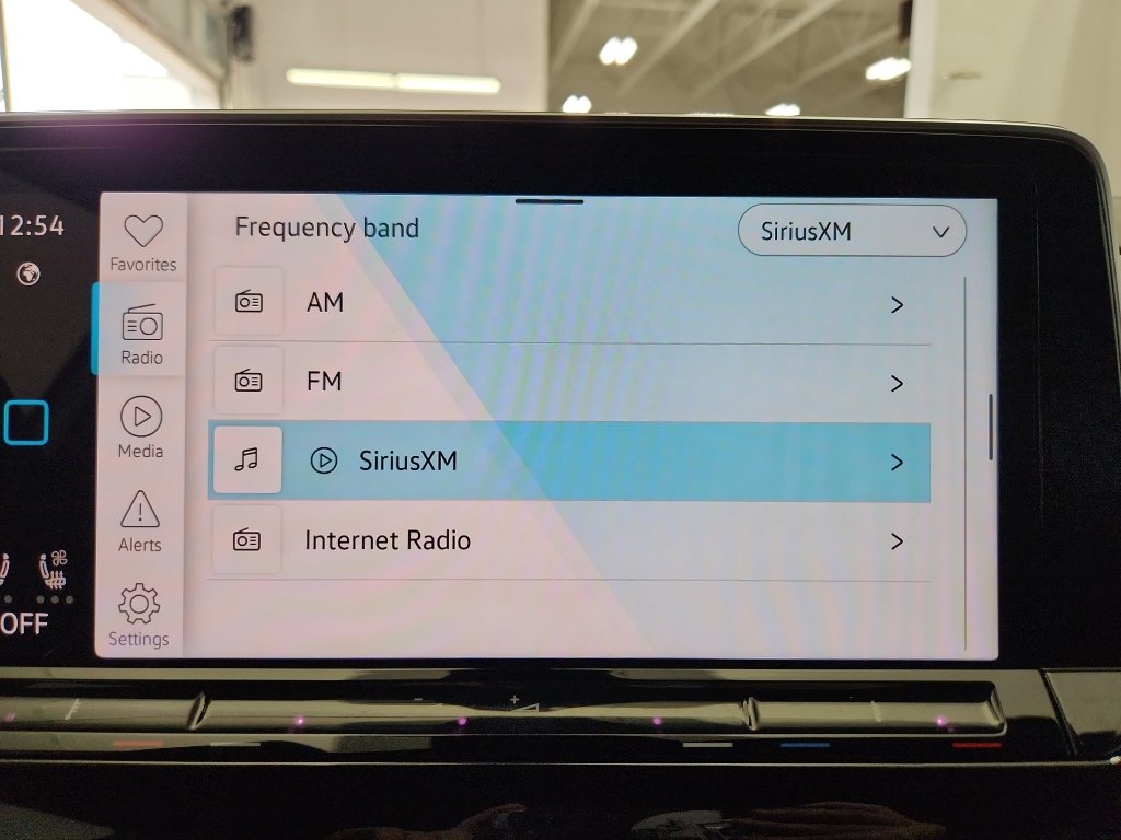 Certified 2025 Volkswagen Atlas Cross Sport SE FWD image 17