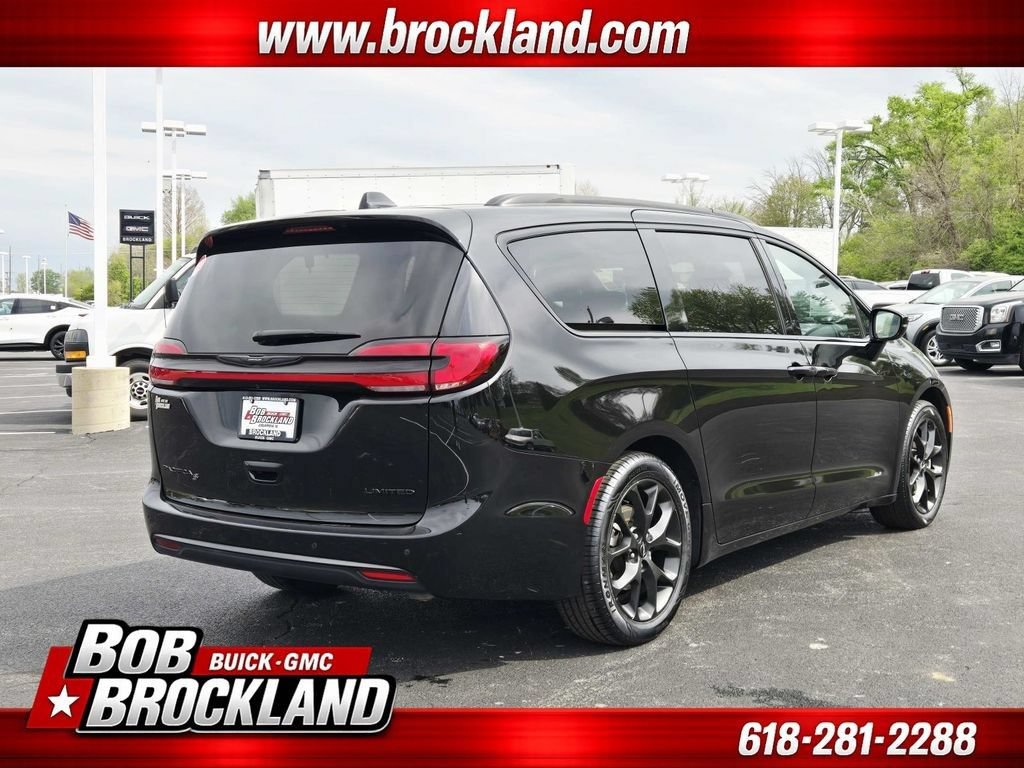 Used 2025 Chrysler Pacifica Limited FWD image 3
