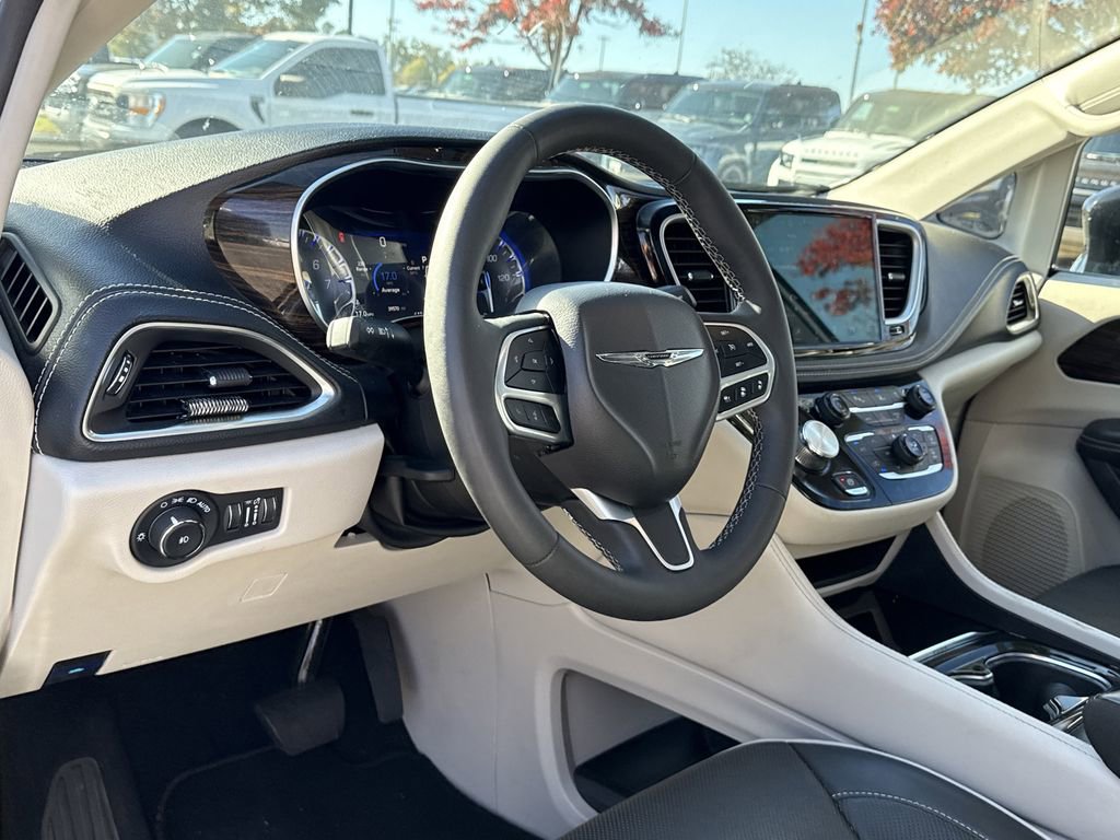 Used 2024 Chrysler Pacifica Limited image 10
