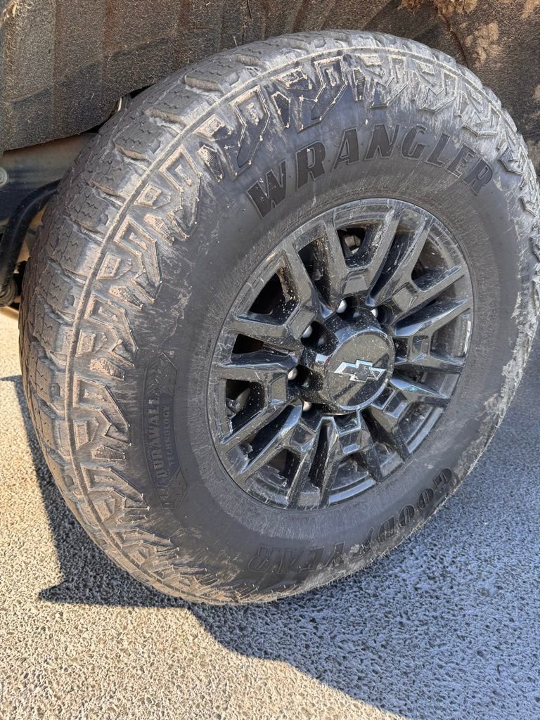 Used 2024 Chevrolet Silverado 2500 ZR2 w/ Technology Package image 31