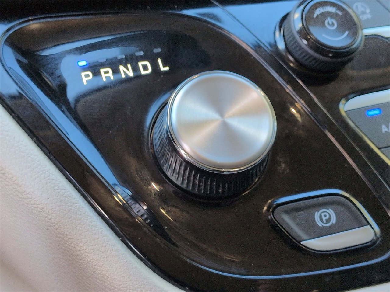 Used 2023 Chrysler Pacifica Touring-L image 14