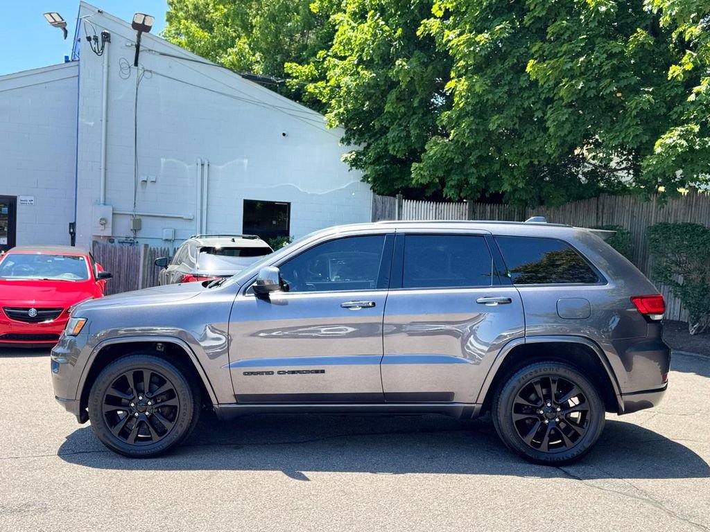Used 2017 Jeep Grand Cherokee Altitude AWD/4WD image 3