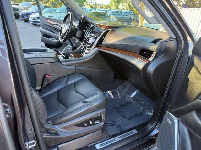 Used 2016 Cadillac Escalade Luxury AWD/4WD image 40