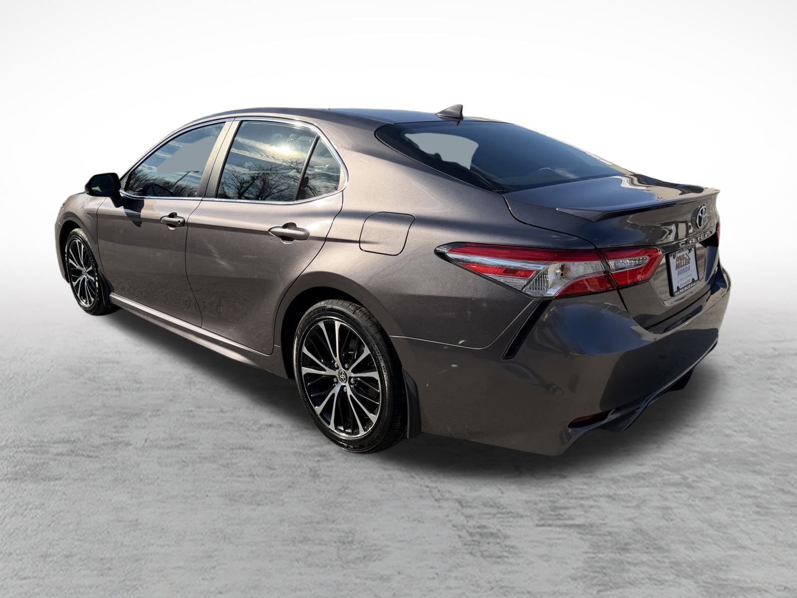 Used 2020 Toyota Camry image 4