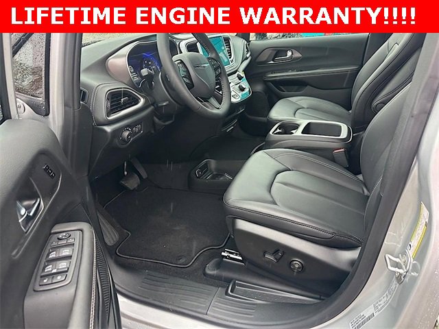 New 2026 Chrysler Pacifica Select w/ S Appearance Package image 8