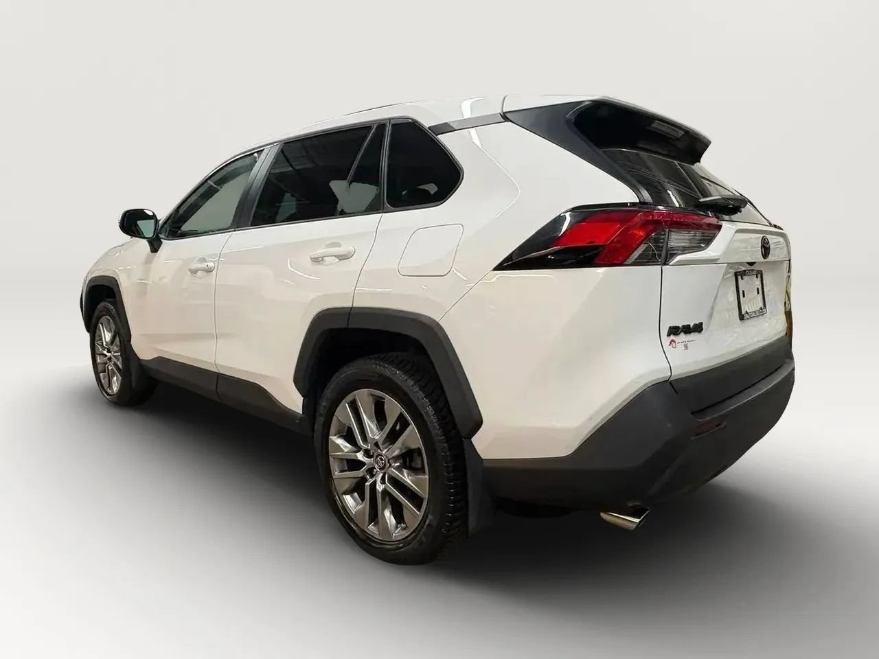Used 2019 Toyota RAV4 XLE Premium w/ Cold Weather Package AWD/4WD image 3