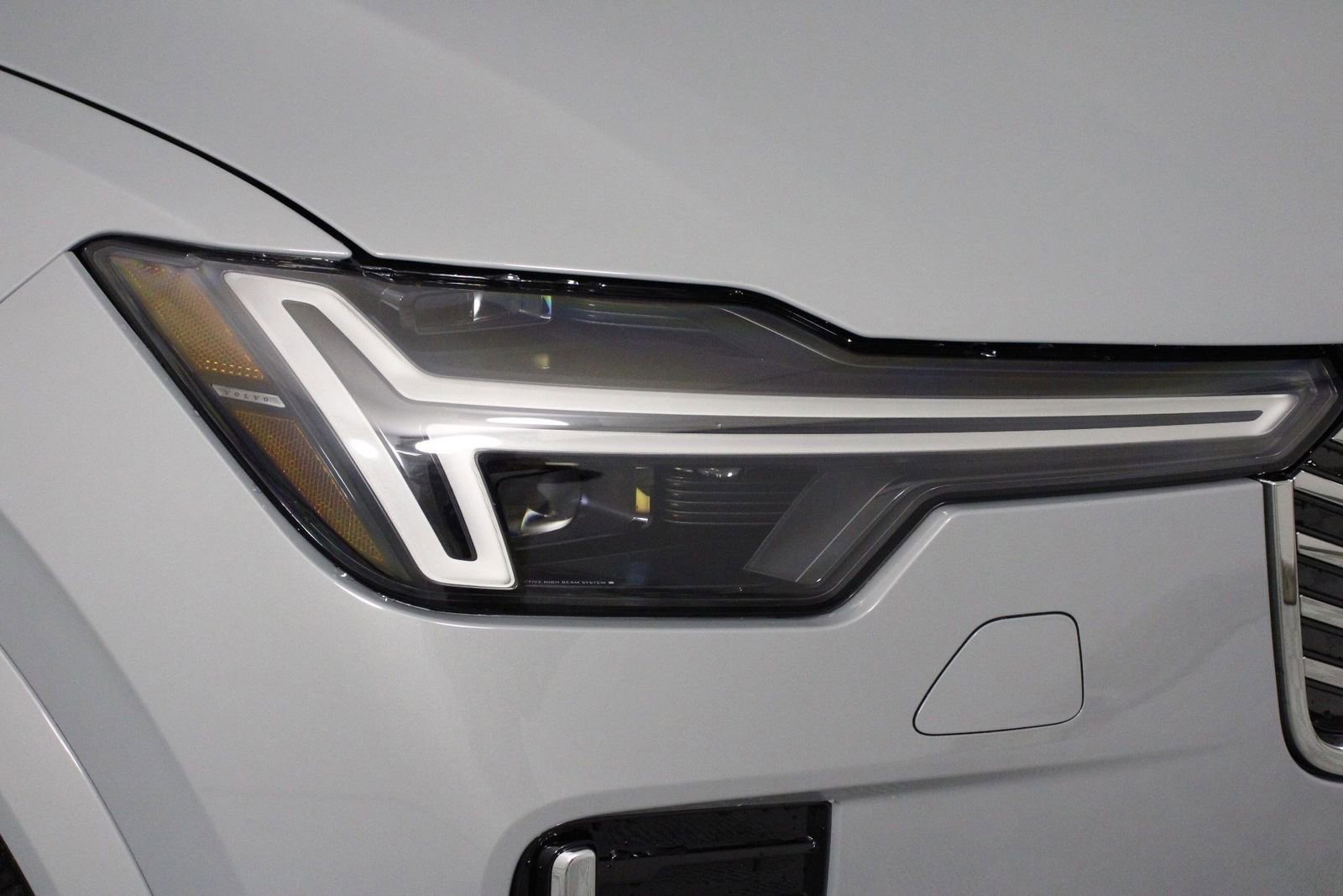 New 2025 Volvo XC90 B6 Core w/ Protection Package Premier AWD/4WD image 14