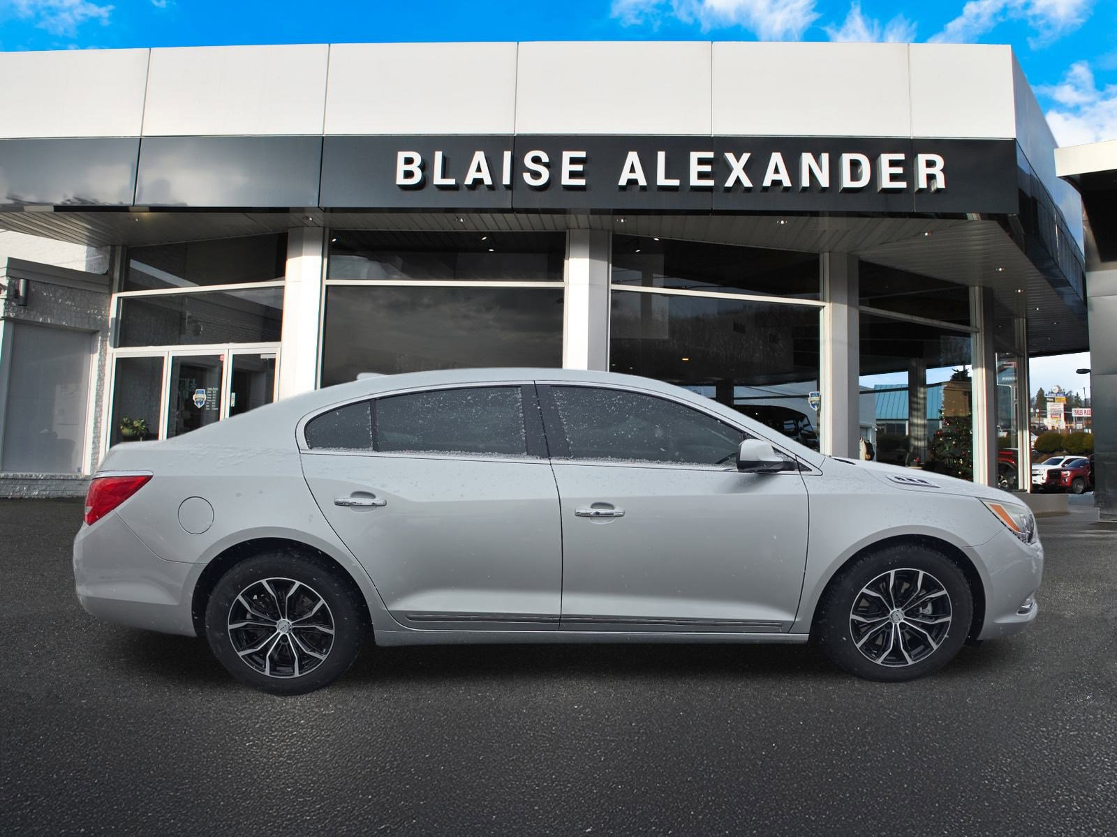 Used 2016 Buick LaCrosse image 2