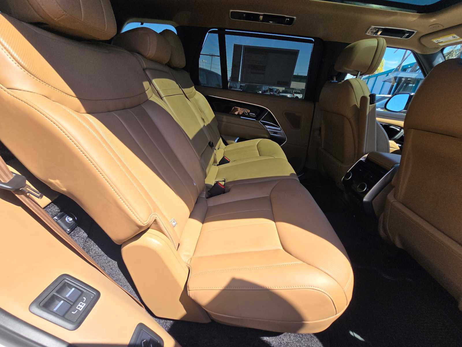 New 2025 Land Rover Range Rover Long Wheelbase SE image 14