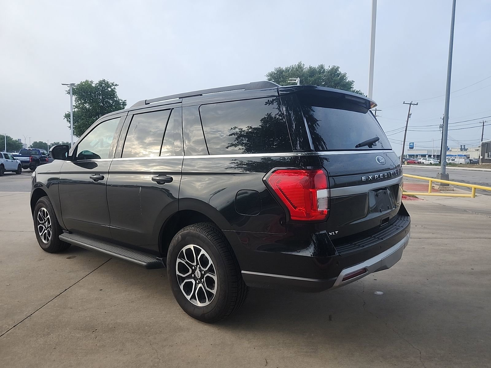 Used 2024 Ford Expedition XLT image 5