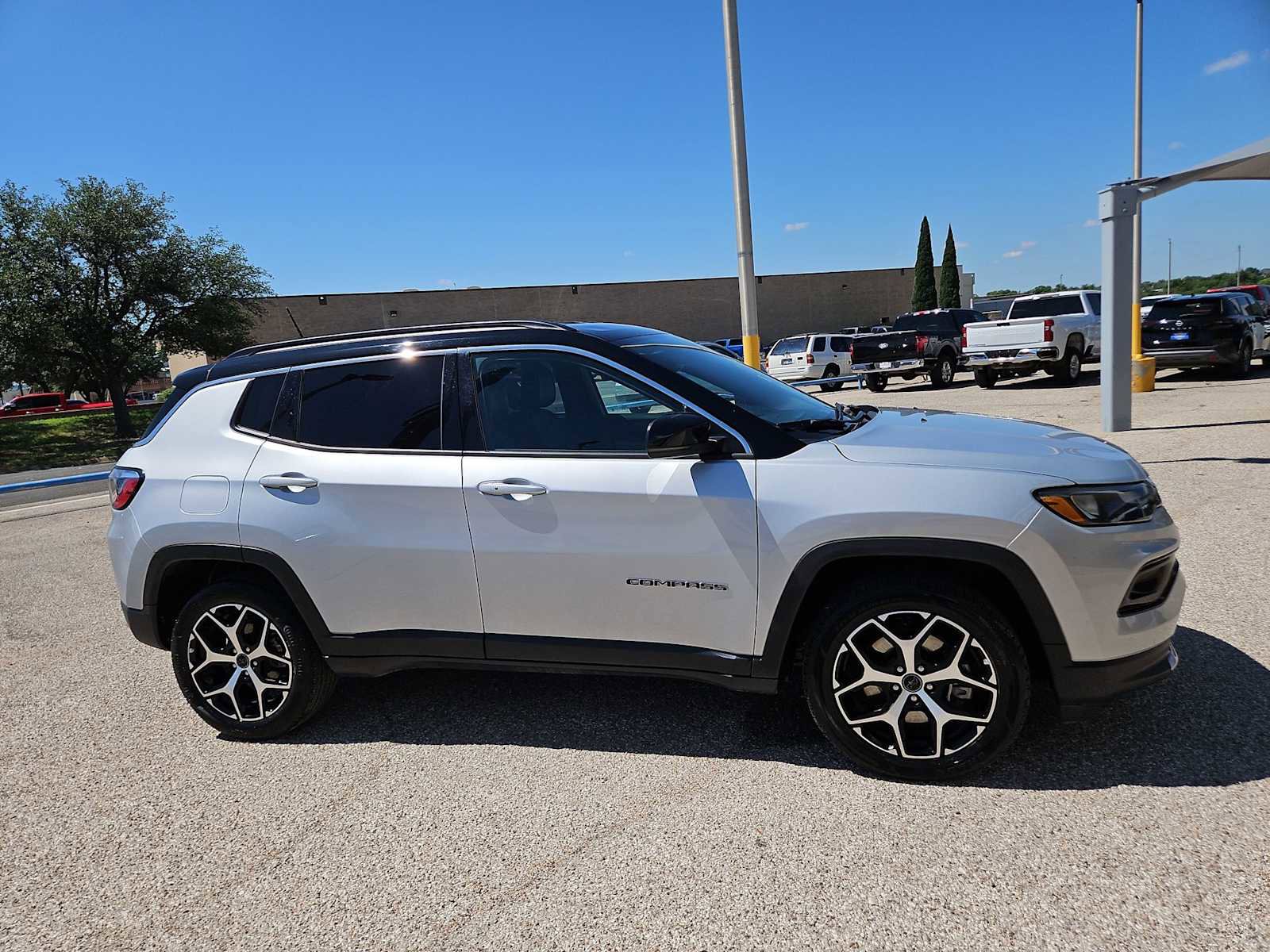 Used 2025 Jeep Compass Limited AWD/4WD image 9