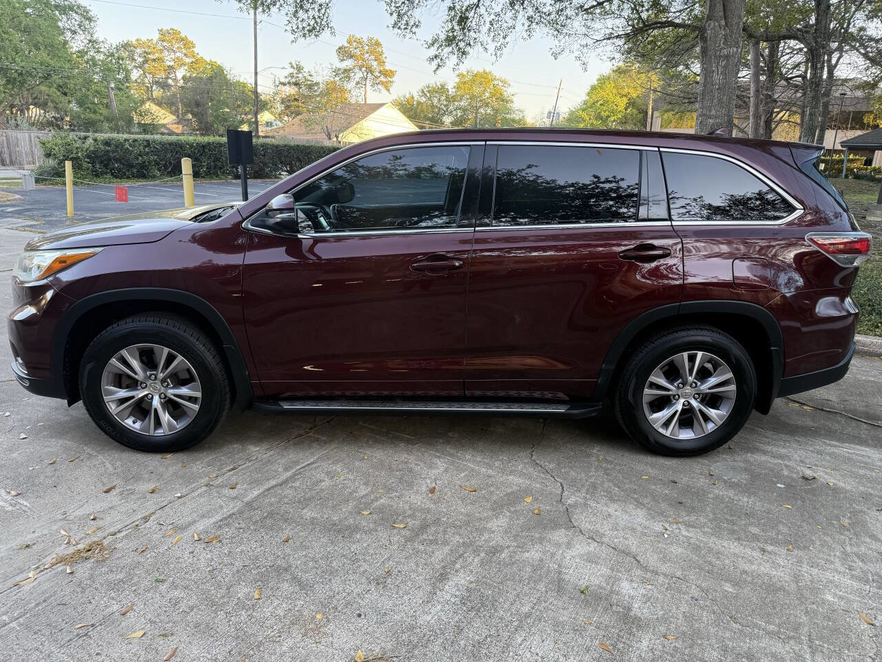 Used 2015 Toyota Highlander Plus FWD image 4