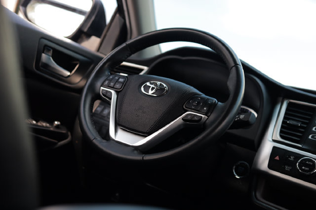 Used 2019 Toyota Highlander XLE AWD/4WD image 25