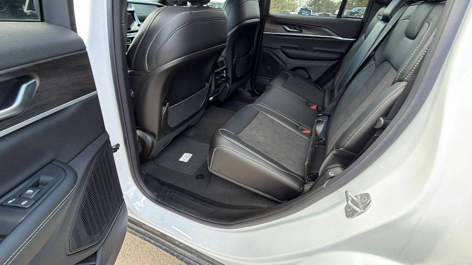 New 2026 Jeep Grand Cherokee Altitude image 19