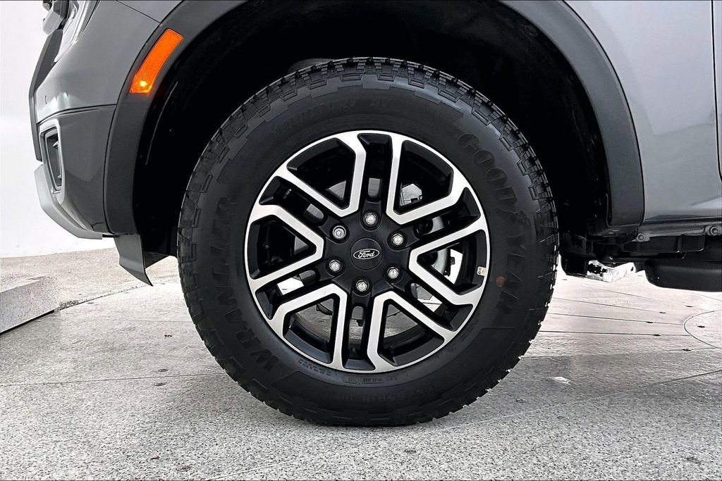 Used 2025 Ford Ranger Lariat w/ Trailer Tow Package image 12