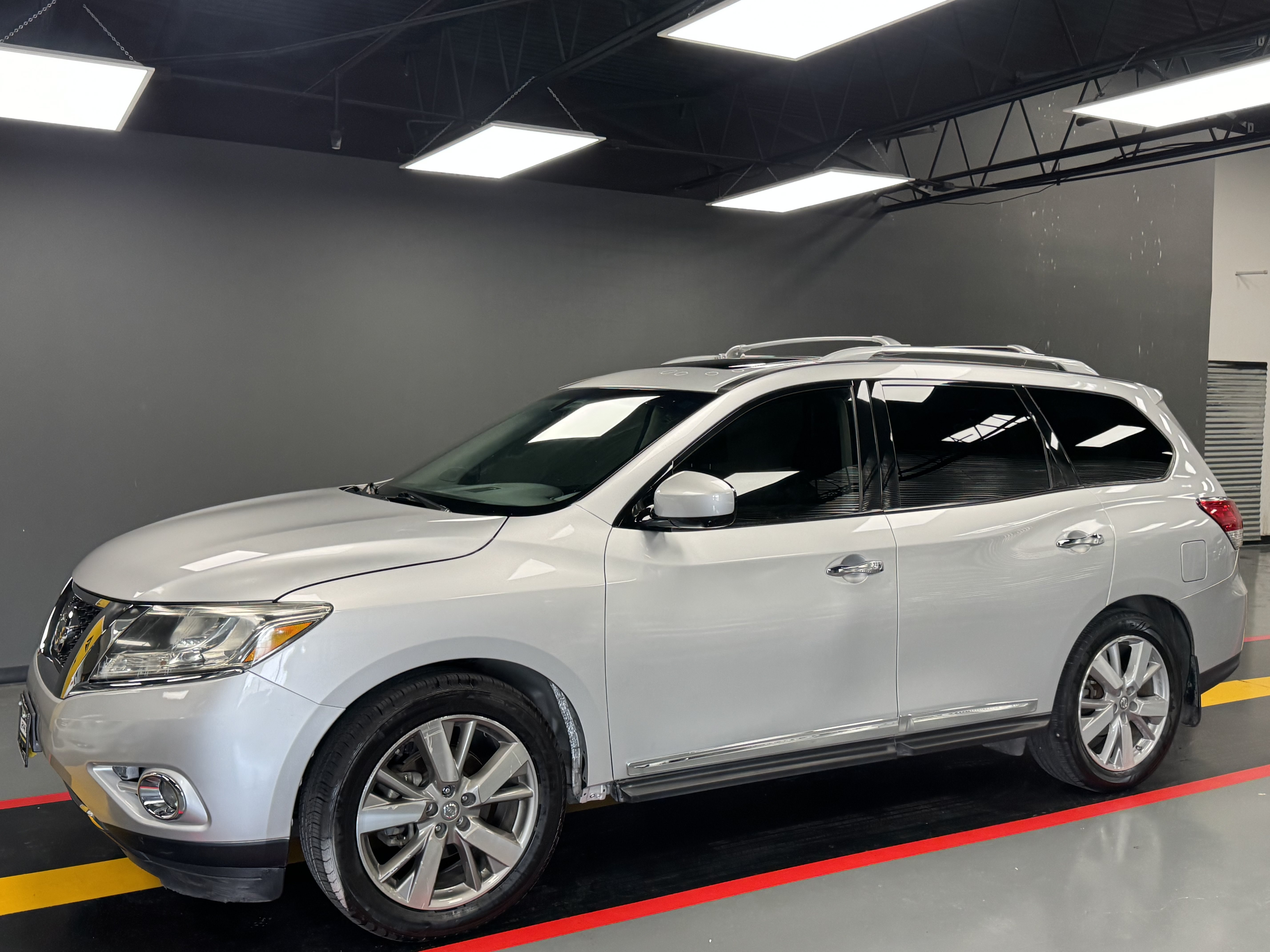 Used 2014 Nissan Pathfinder Platinum w/ Platinum Premium Package FWD image 2