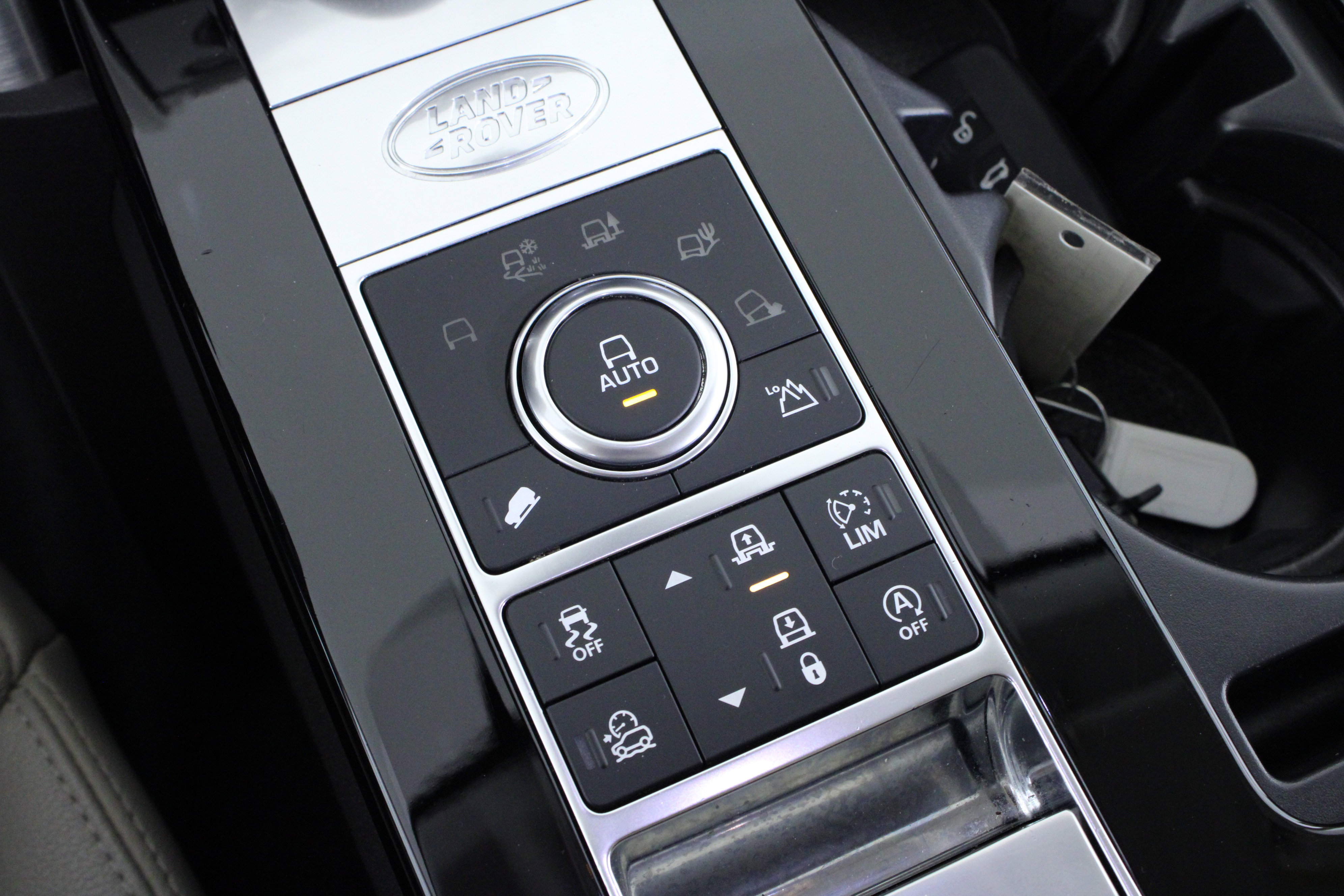 Used 2017 Land Rover Discovery HSE image 29