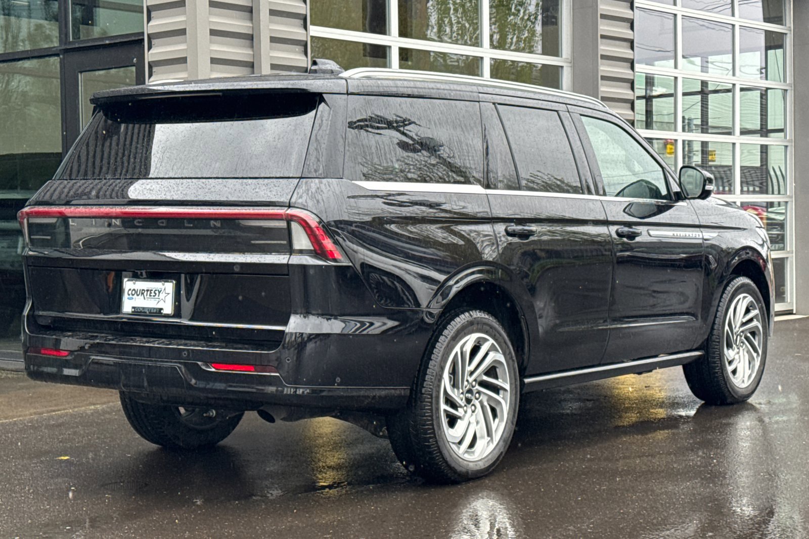 Used 2025 Lincoln Navigator Reserve image 4