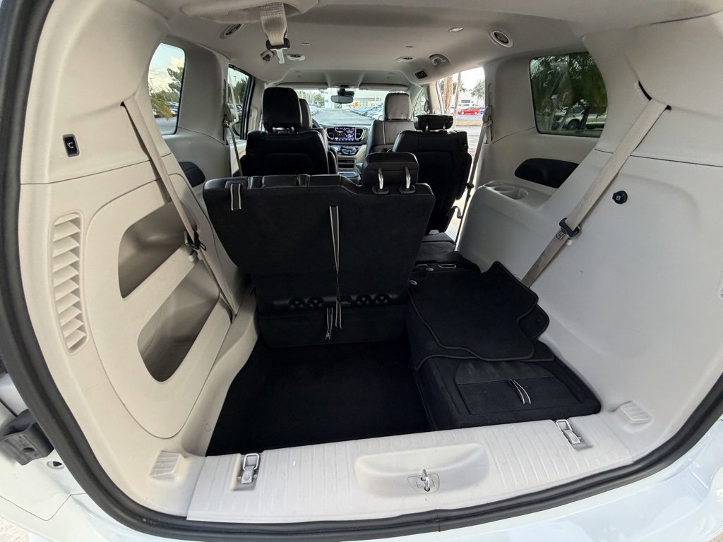 Used 2024 Chrysler Pacifica Touring-L image 27