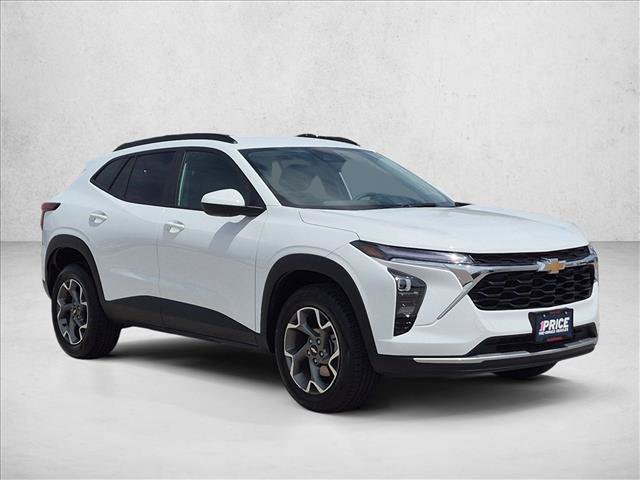 Used 2025 Chevrolet Trax LT FWD image 3