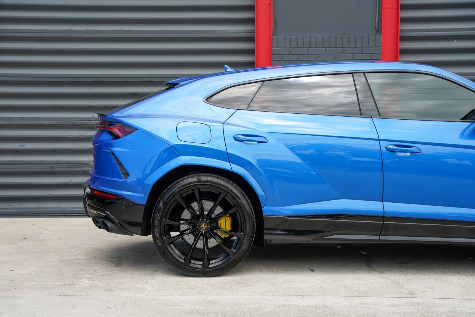 Used 2022 Lamborghini Urus AWD/4WD image 3