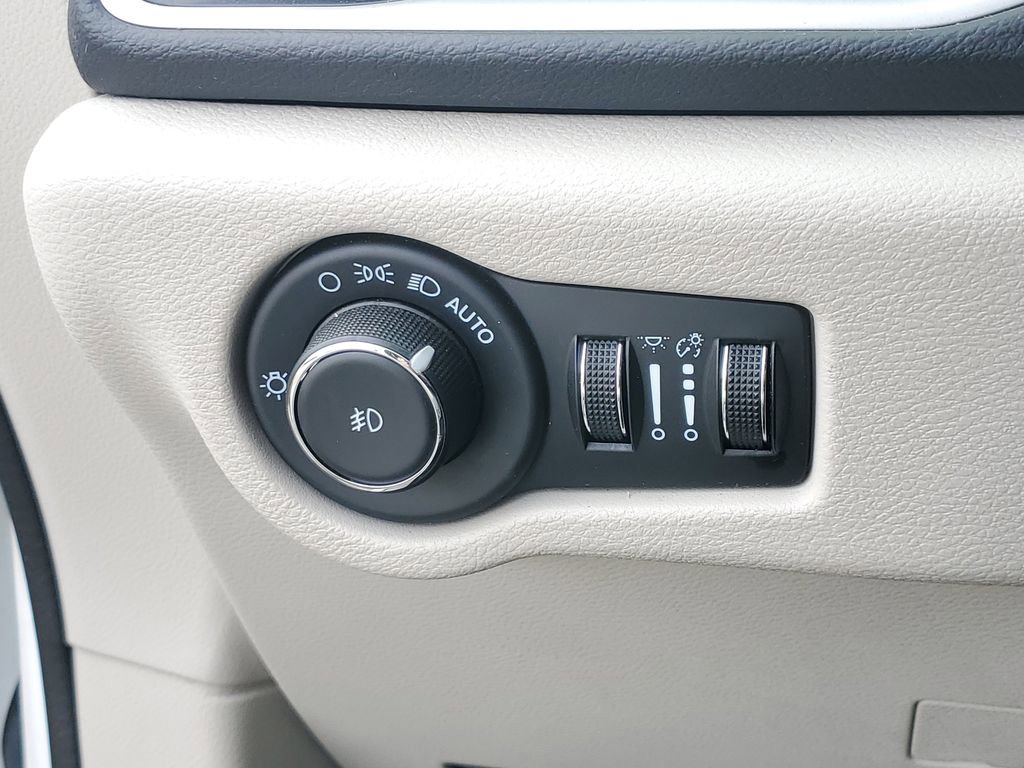 Used 2023 Chrysler Pacifica Touring-L FWD image 22