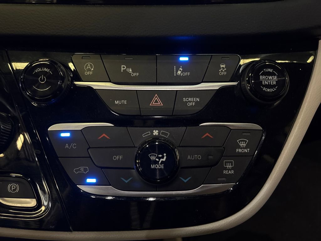 Used 2023 Chrysler Pacifica Touring-L image 24