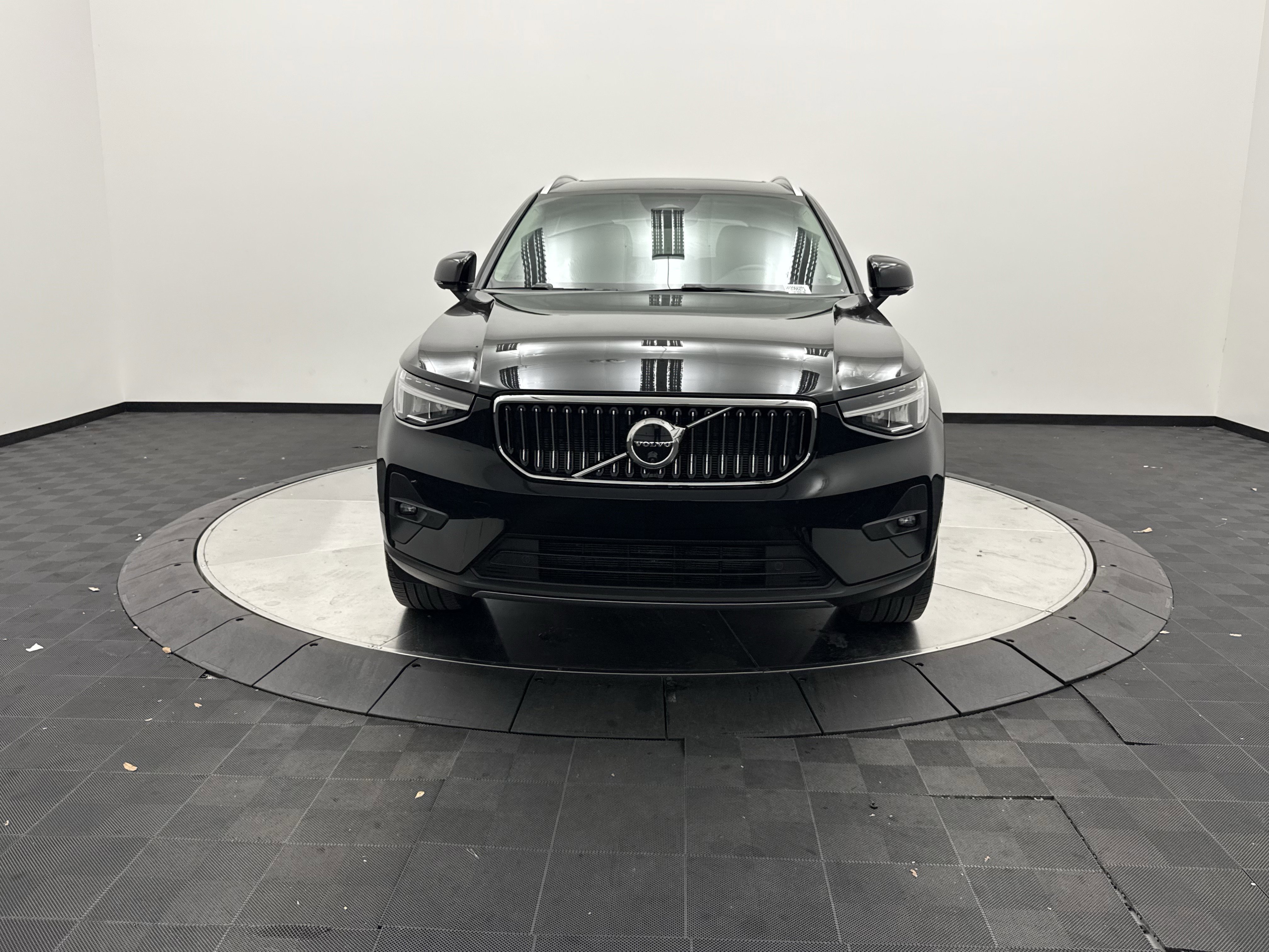 Certified 2023 Volvo XC40 B5 Plus w/ Protection Package Premier AWD/4WD image 2