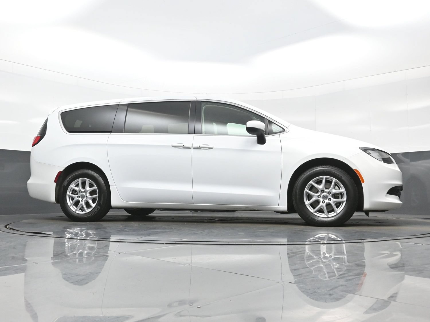 Used 2023 Chrysler Voyager LX FWD image 36