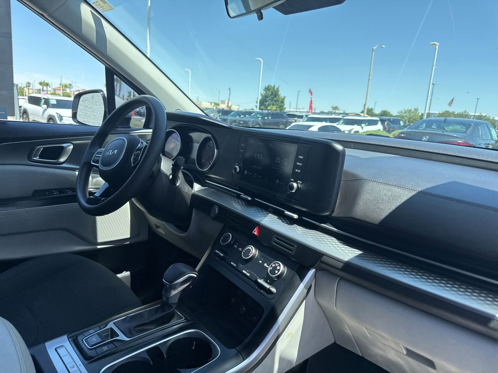 Used 2022 Kia Carnival LX FWD image 24