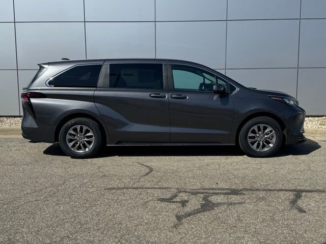 Certified 2025 Toyota Sienna LE image 40