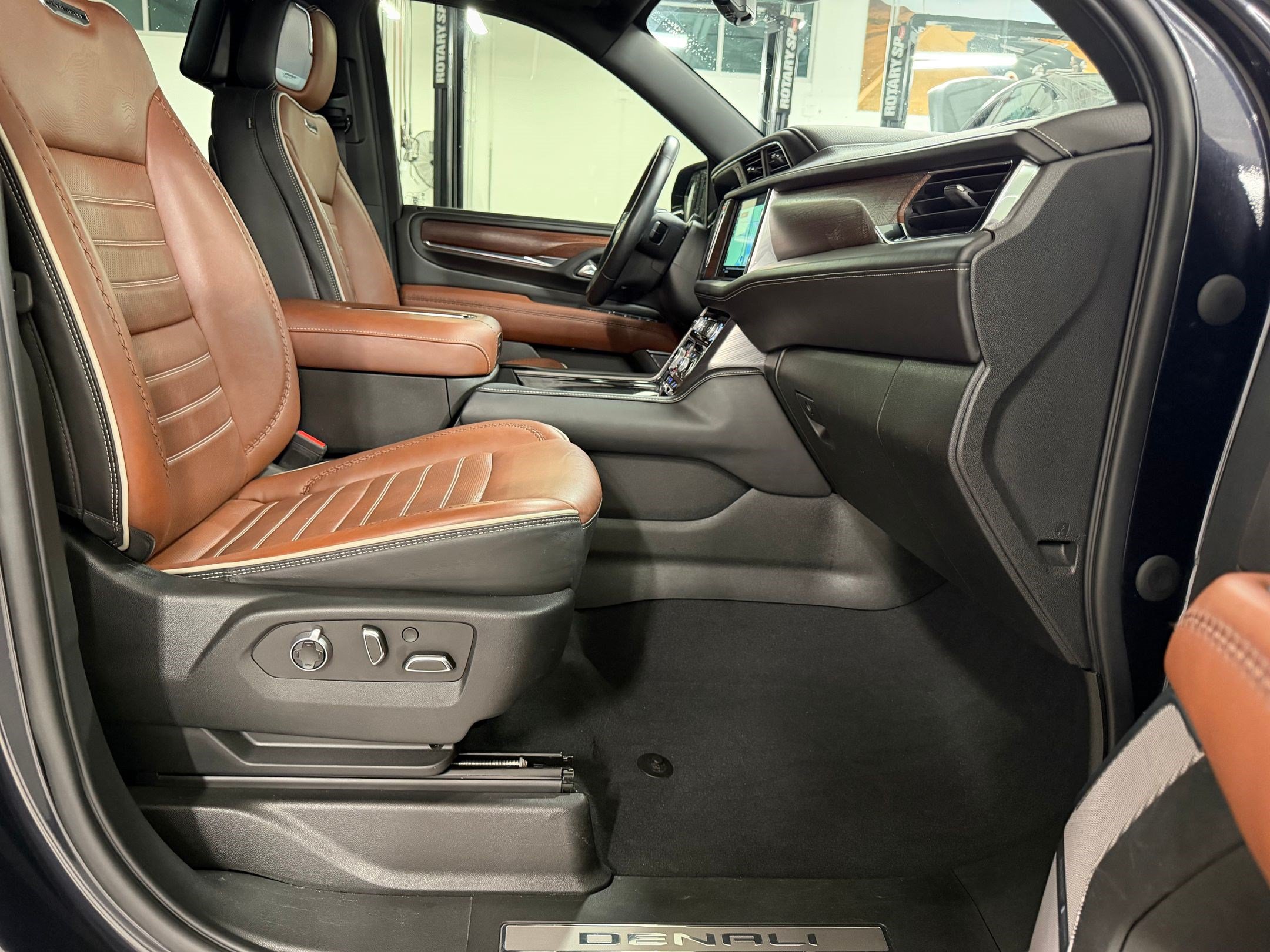 Used 2023 GMC Yukon XL Denali Ultimate AWD/4WD image 31