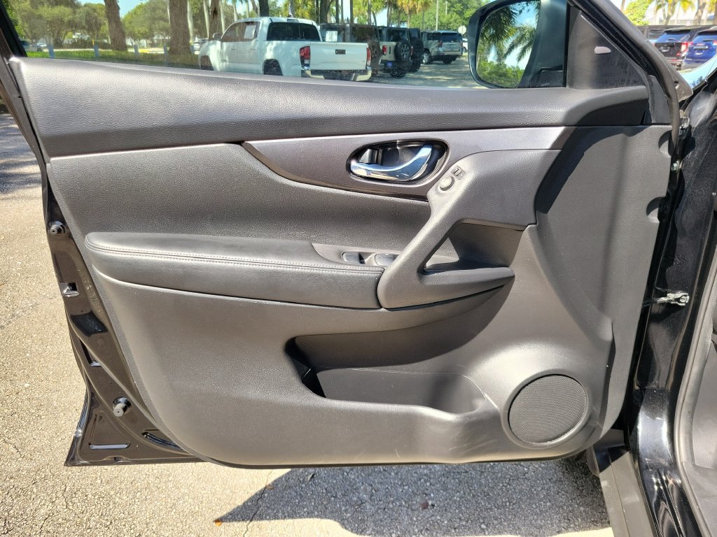 Used 2020 Nissan Rogue SV FWD image 15