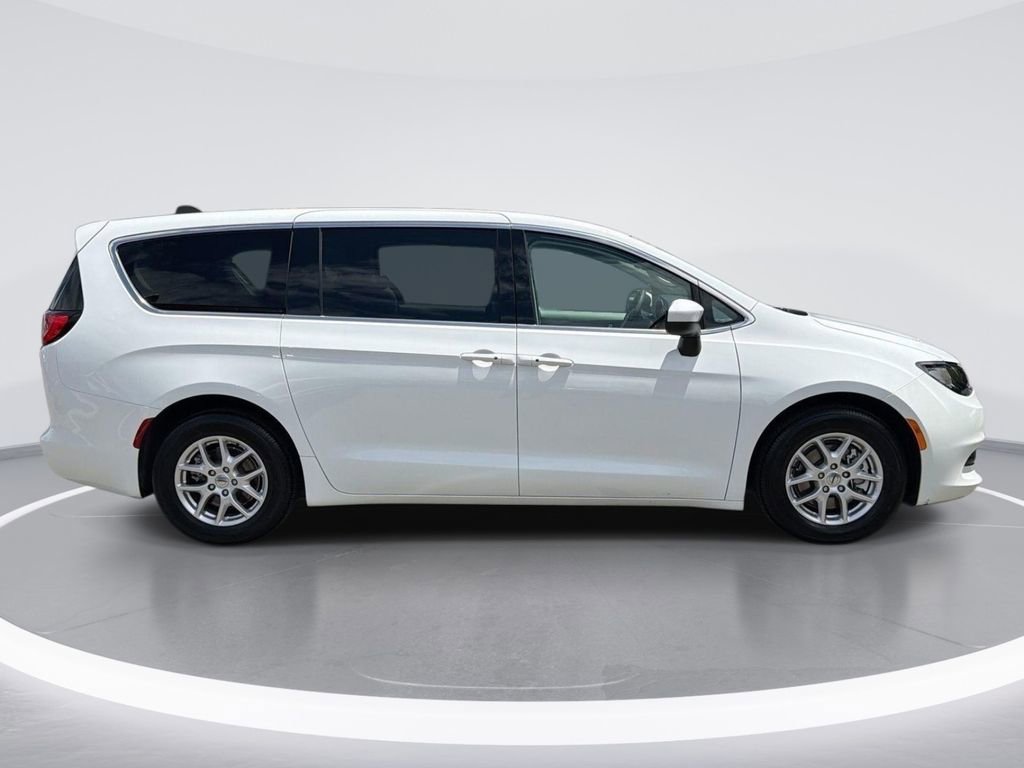 Used 2023 Chrysler Voyager LX FWD image 3