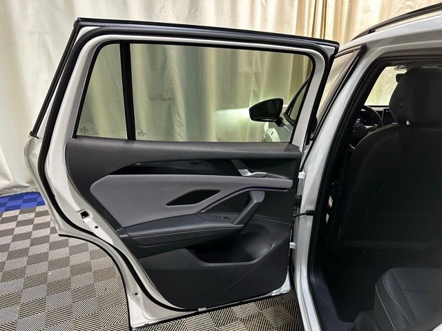 Certified 2025 Volkswagen Tiguan SE R-Line image 27