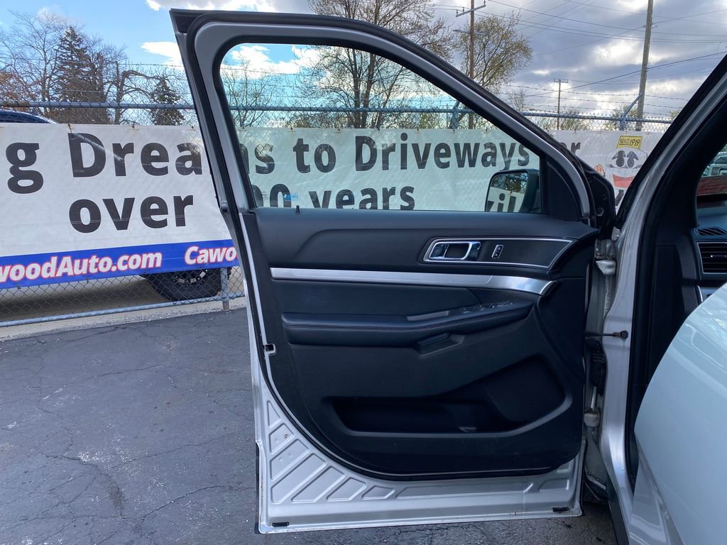 Used 2017 Ford Explorer XLT w/ Equipment Group 202A AWD/4WD image 13