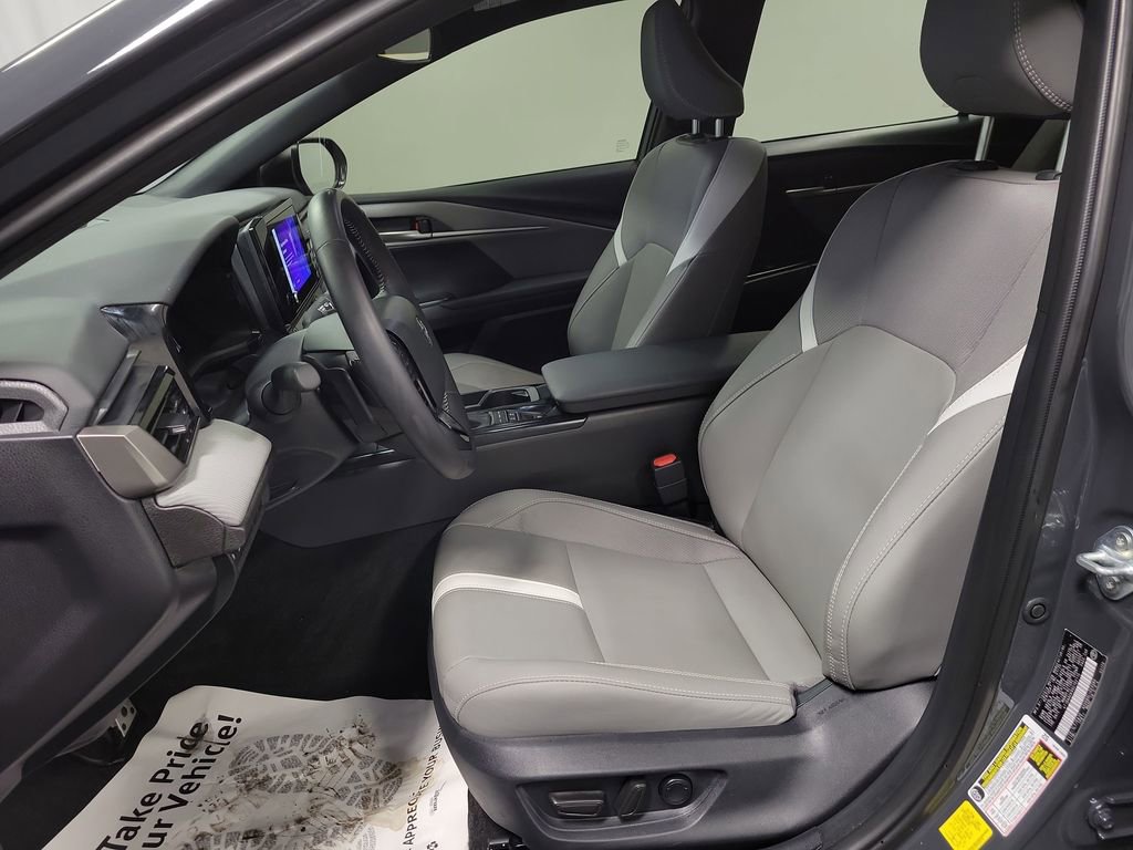 Used 2025 Toyota Camry SE image 13