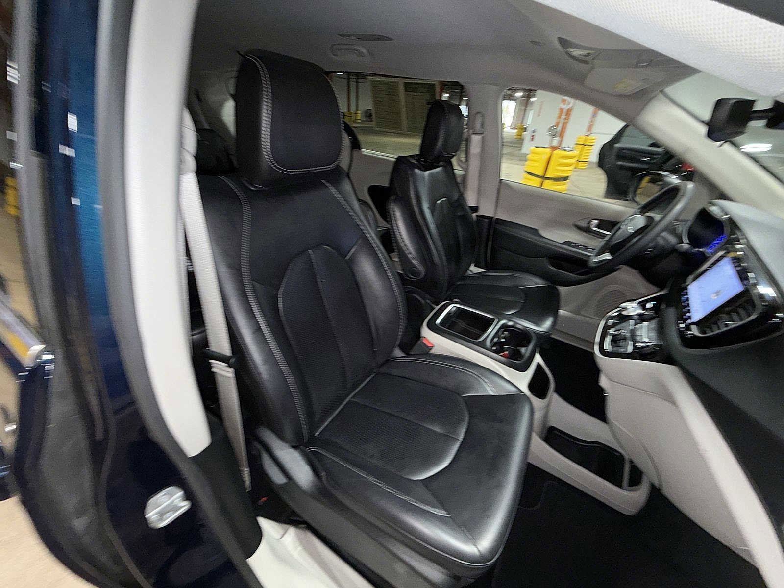 Used 2023 Chrysler Pacifica Touring-L image 16