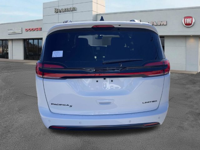 New 2027 Chrysler Pacifica Limited FWD image 4