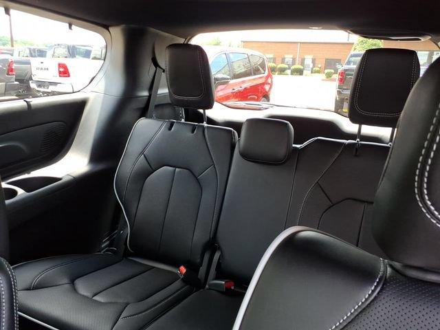 New 2027 Chrysler Pacifica Limited FWD image 9