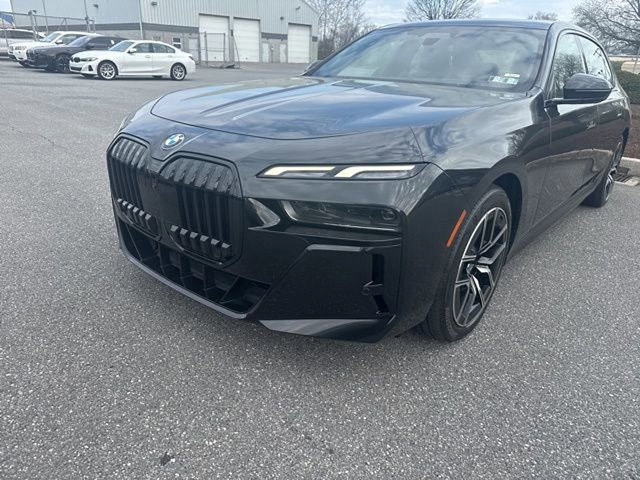 Used 2023 BMW 760i xDrive image 2