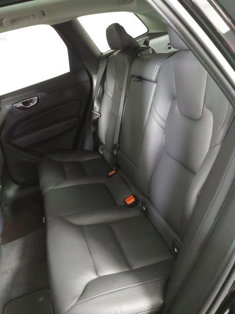 Used 2023 Volvo XC60 B5 Plus image 11