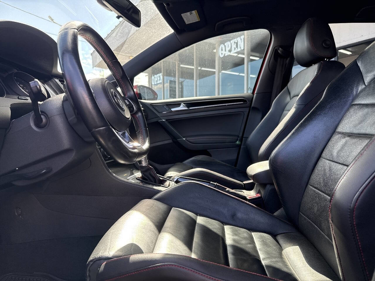 Used 2015 Volkswagen Golf 4-Door image 31