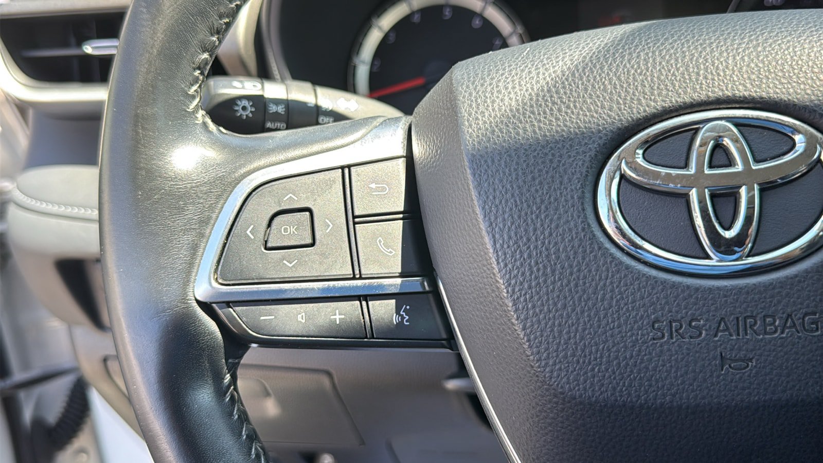 Used 2020 Toyota Highlander LE AWD/4WD image 12
