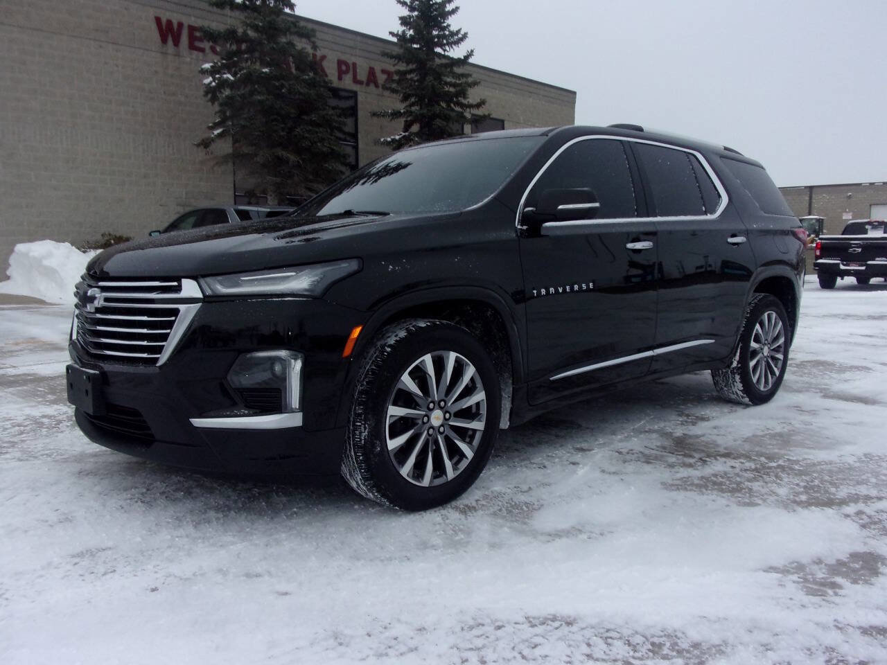 Used 2023 Chevrolet Traverse Premier image 2