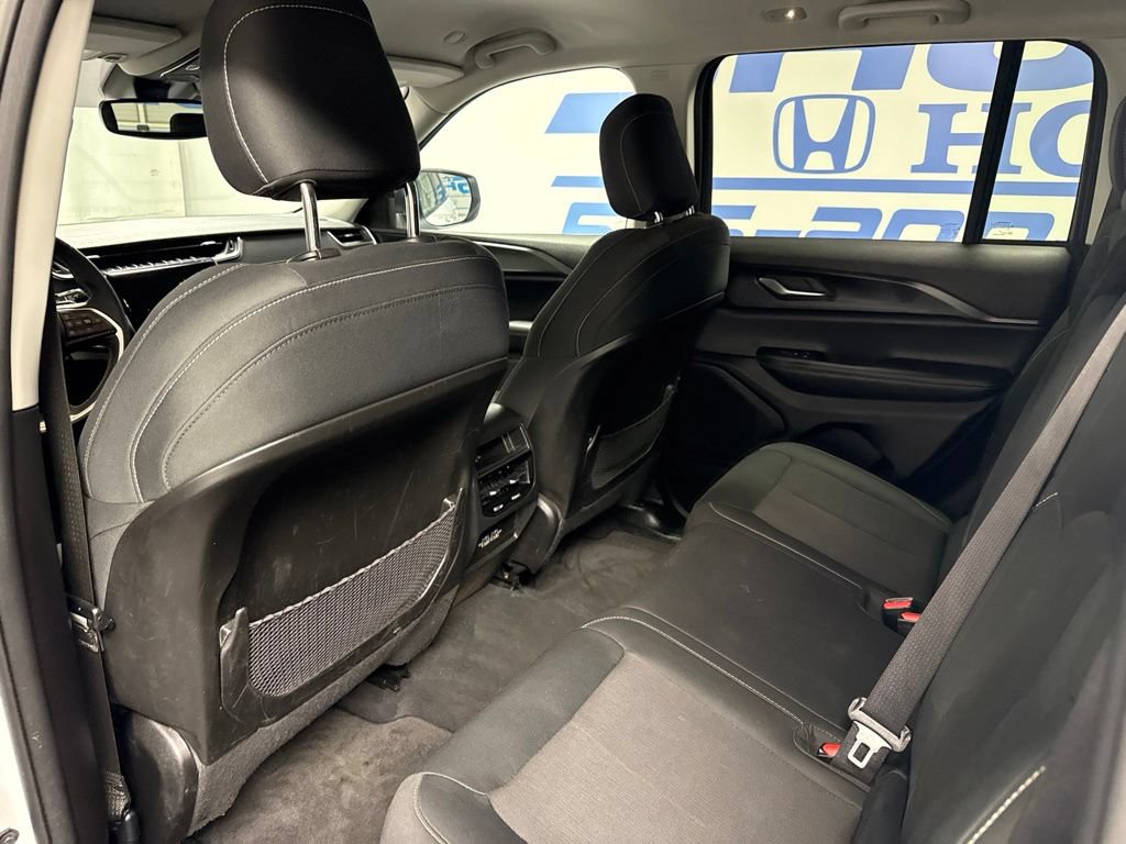Used 2023 Jeep Grand Cherokee Laredo AWD/4WD image 13
