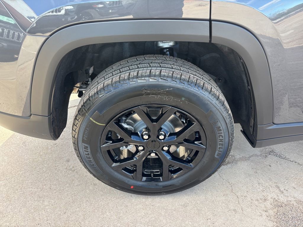 New 2025 Jeep Grand Cherokee Altitude image 11