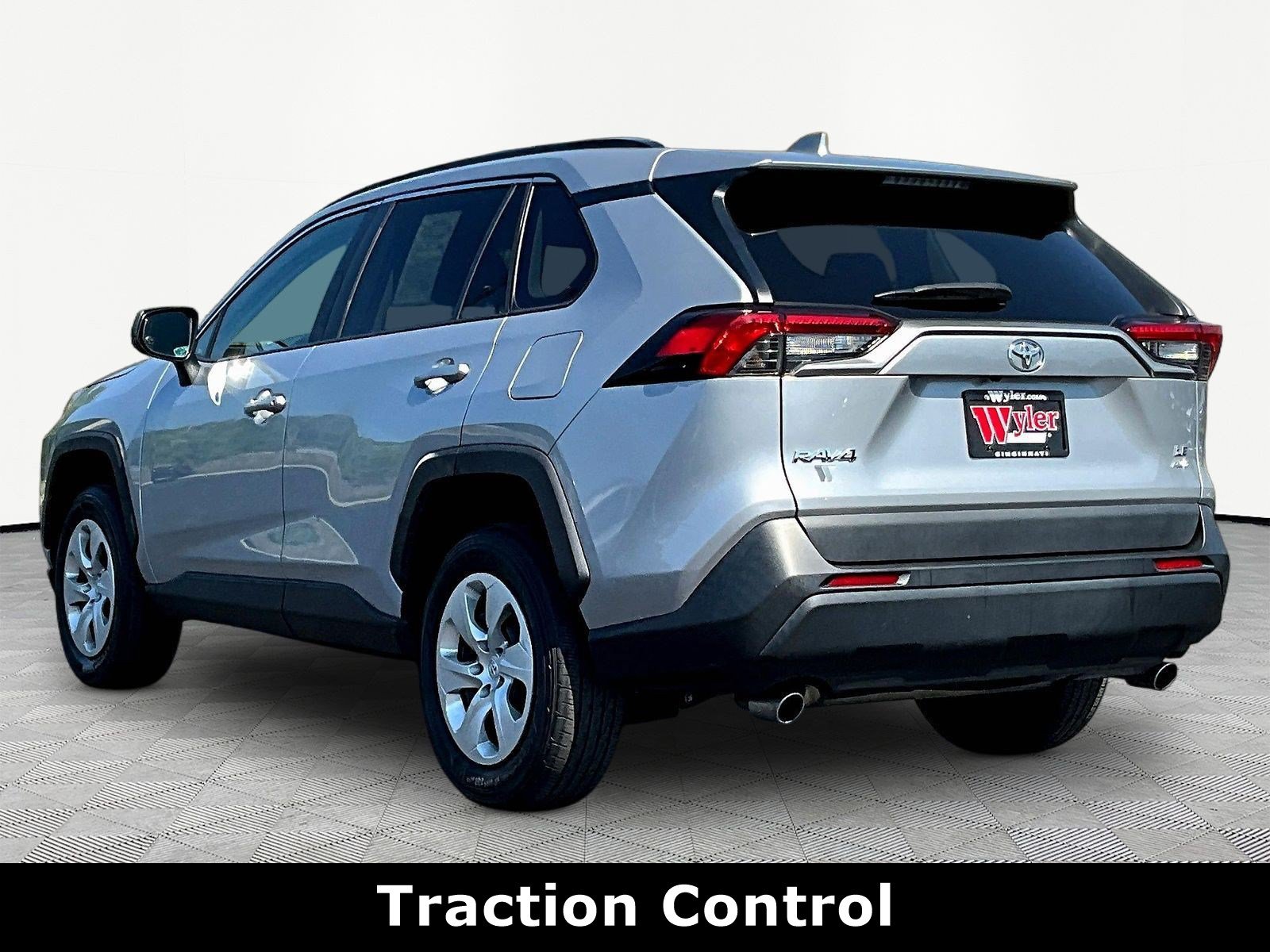 Used 2021 Toyota RAV4 LE AWD/4WD image 4
